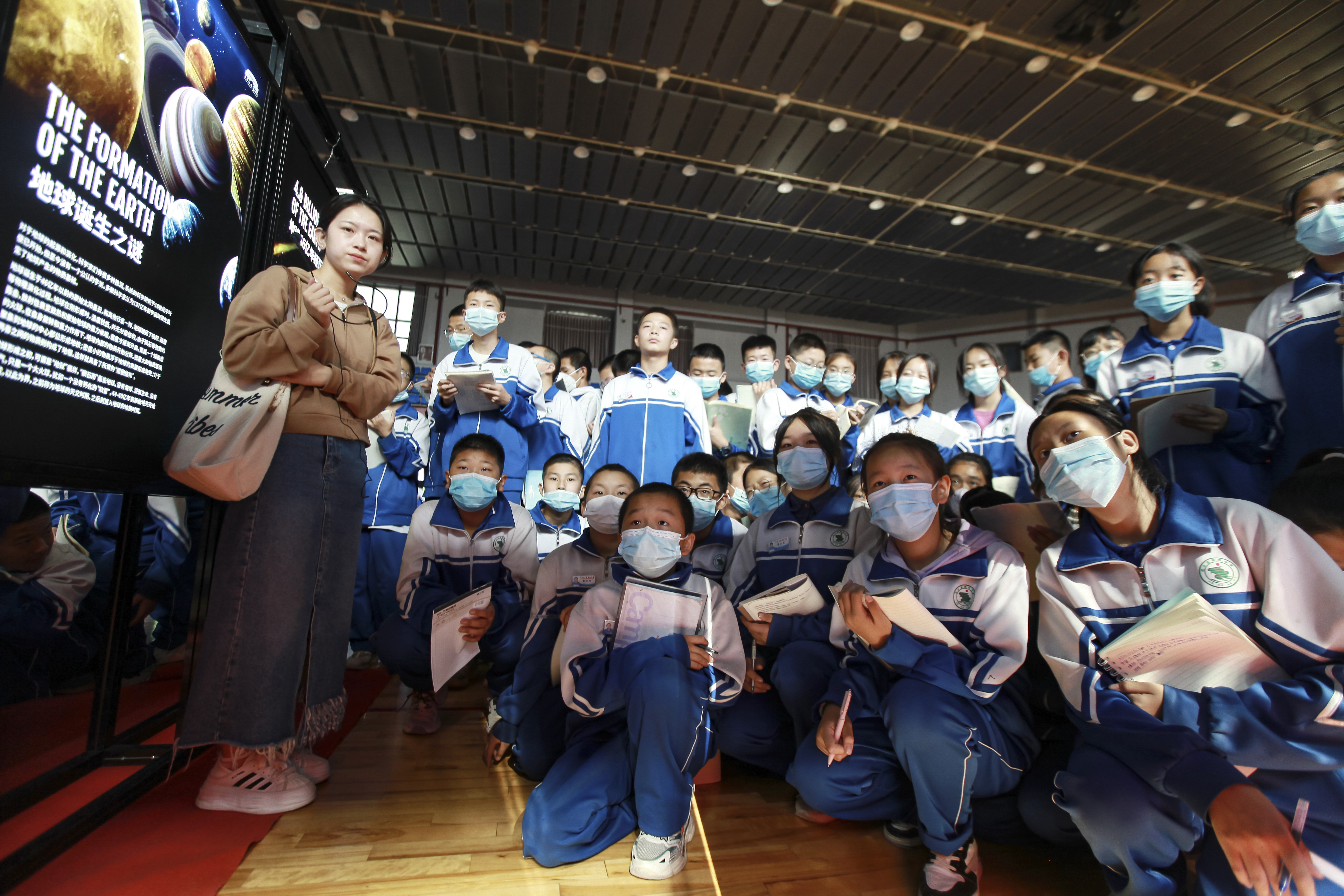 山西武乡科协 李旭东  《神秘地球》走进革命老区.jpg