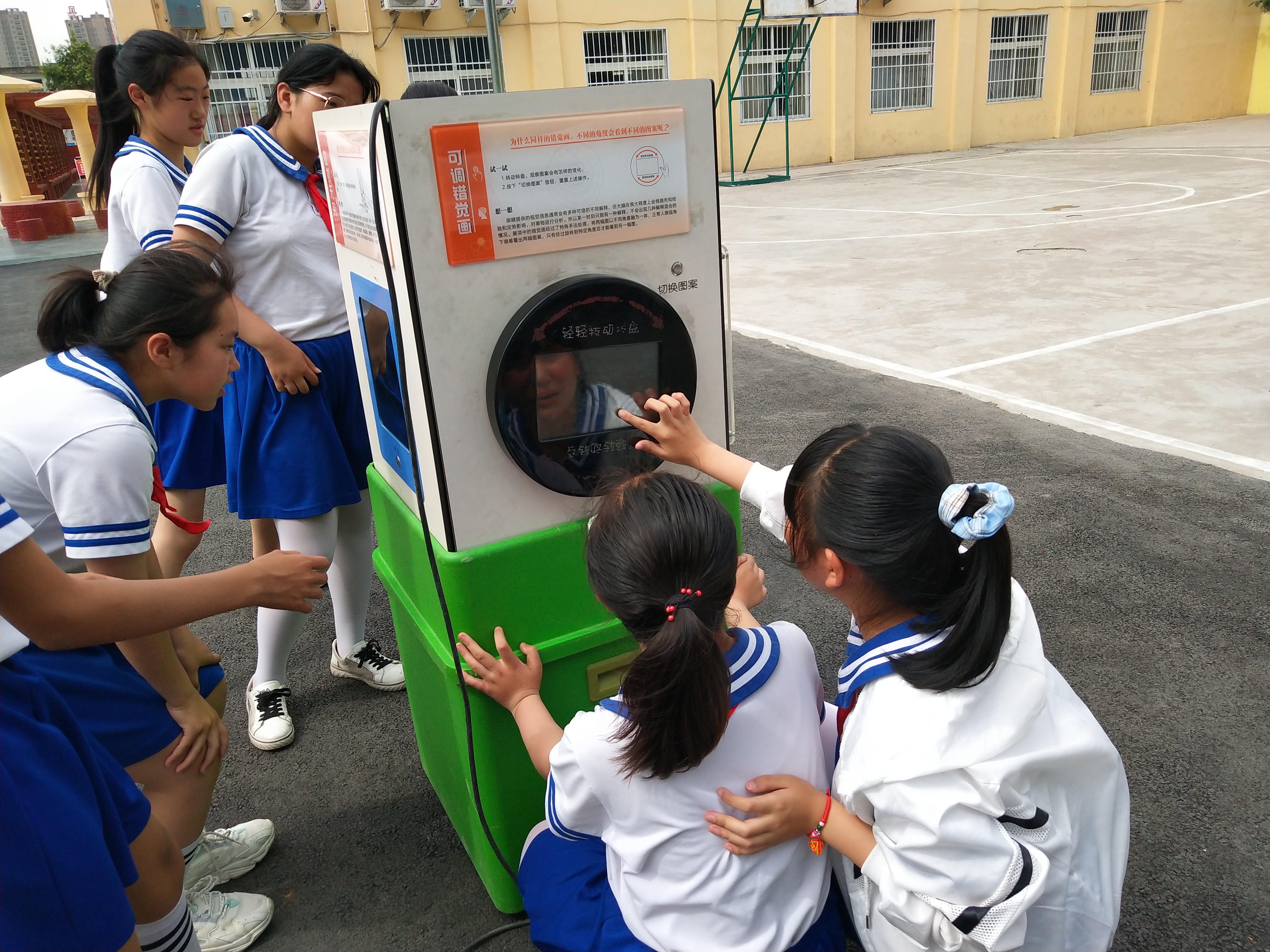 2022年9月8日青少年学生亲身体验大篷车展品.jpg