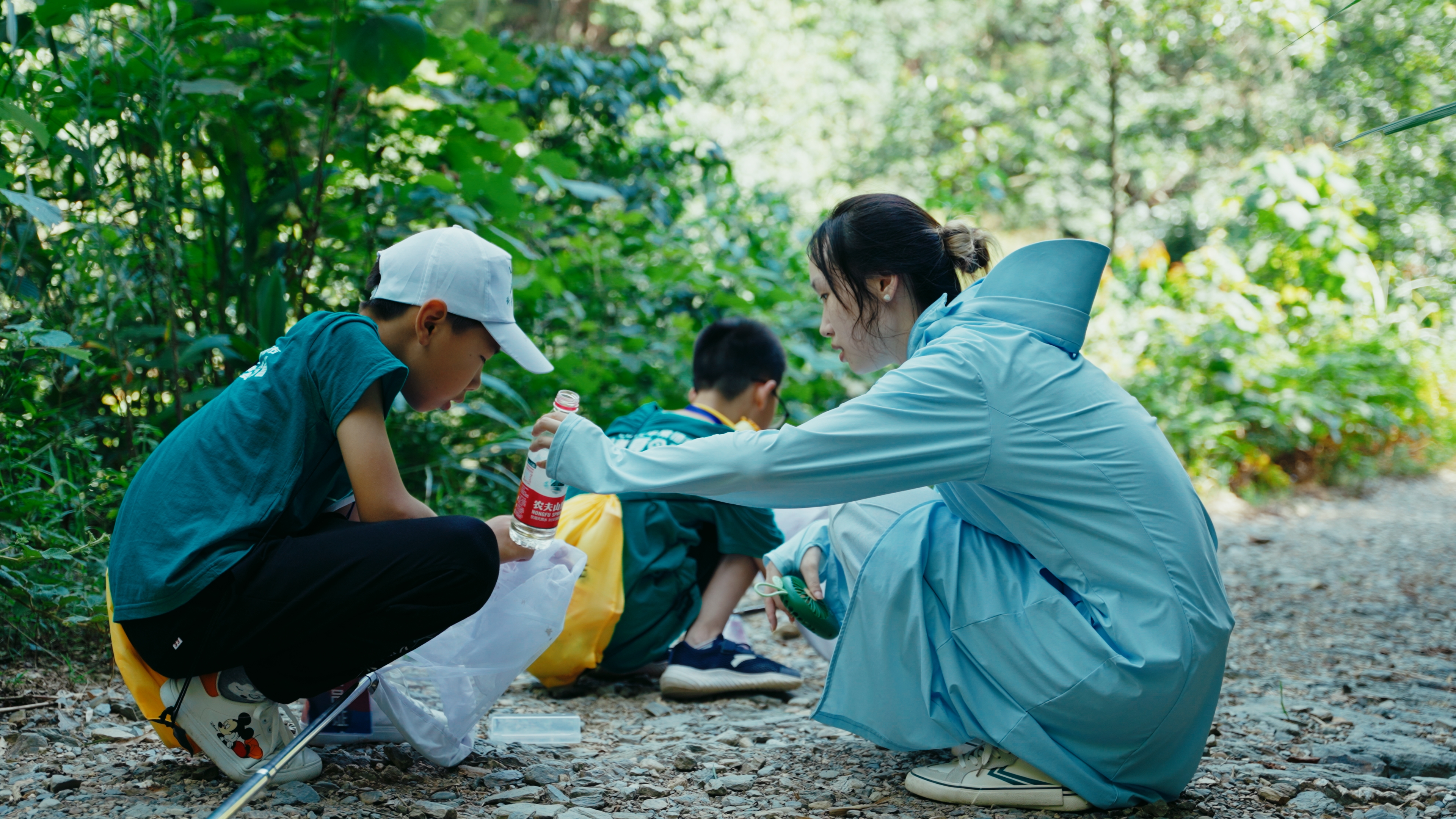 孩子们首次和昆虫如此近距离，工作人员协助.jpg