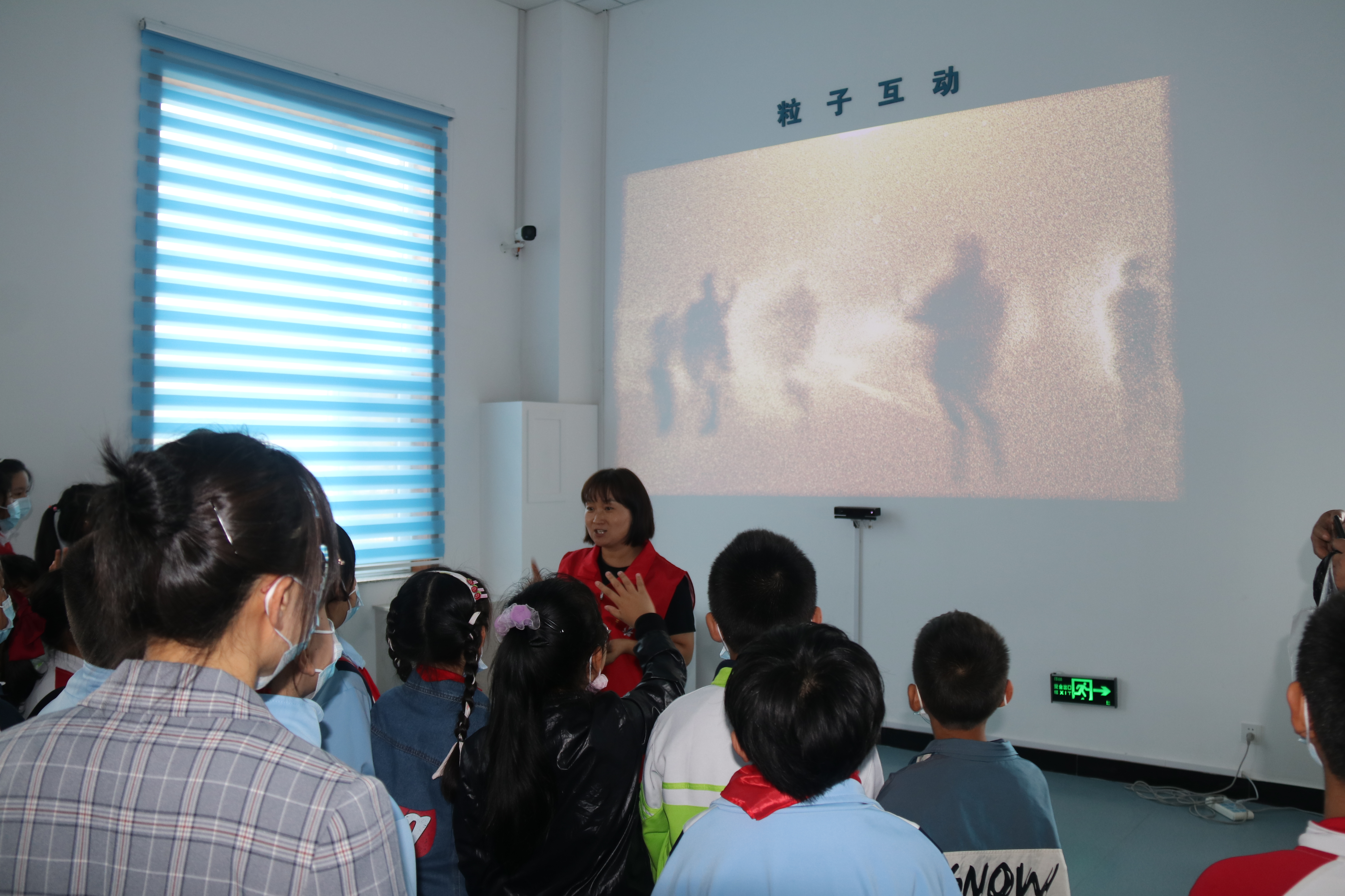 1.3图为同学们通过现场摆手、跑动、蹦跳等方式参与人机互动，亲身感受红外传感和电子成像原理，体验科技带来的乐趣。.jpg